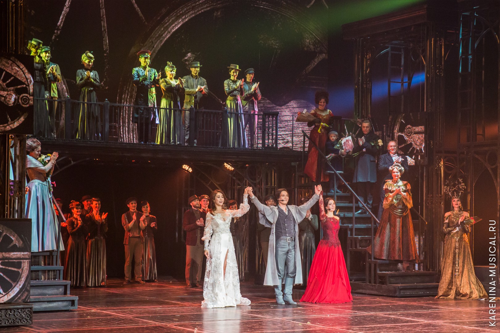 Ок Чжу Хён (корейская исполнительница роли Анны Карениной), Сергей Ли (исполнитель роли Алексея Вронского в оригинальной версии), Валерия Ланская (исполнительница роли Анны Карениной в оригинальной версии) и артисты мюзикла «Анна Каренина»