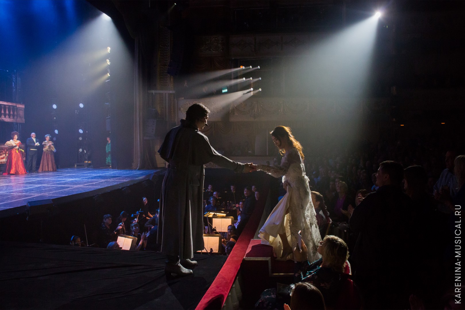 Сергей Ли (исполнитель роли Алексея Вронского в оригинальной версии мюзикла) и Ок Чжу Хён (исполнительница роли Анны Карениной в корейской версии мюзикла)