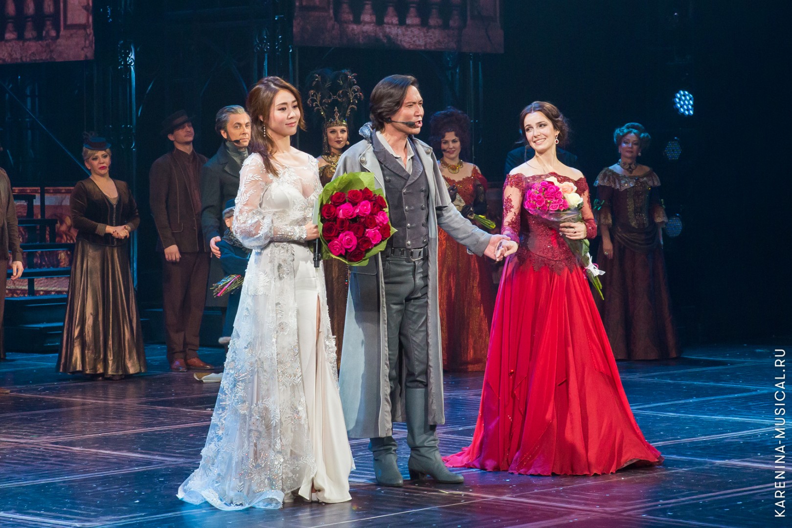 Сергей Ли (исполнитель роли Алексея Вронского в оригинальной версии мюзикла), Ок Чжу Хён (исполнительница роли Анны Карениной в корейской версии мюзикла) и Валерия Ланская (исполнительница роли Анны Карениной в оригинальной  версии мюзикла)