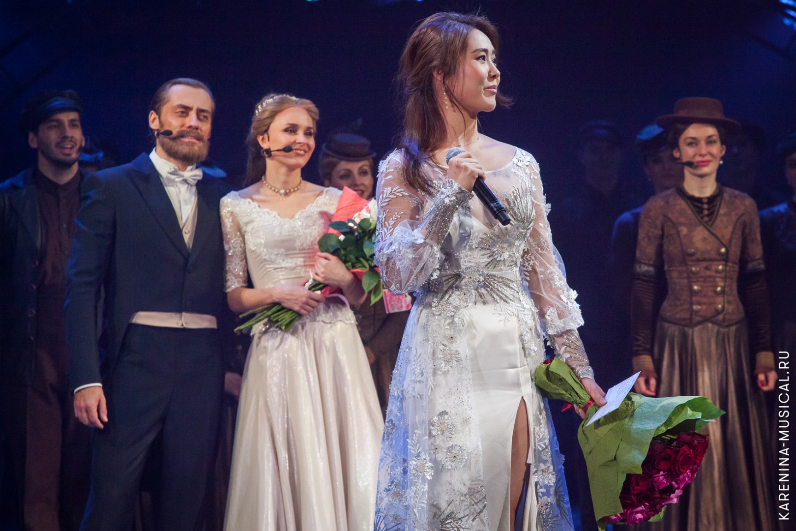 Ок Чжу Хён (исполнительница роли Анны Карениной в корейской версии мюзикла) и артисты оригинальной версии мюзикла «Анна Каренина» - Владислав Кирюхин и Наталия Быстрова