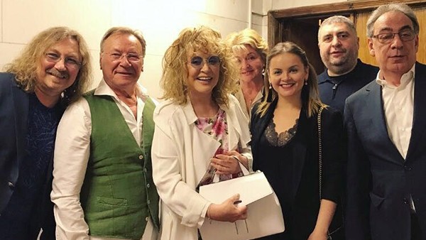 Woman's day: «Примадонна пришла на мюзикл «Анна Каренина» в сногсшибательных белых пальто и платье»